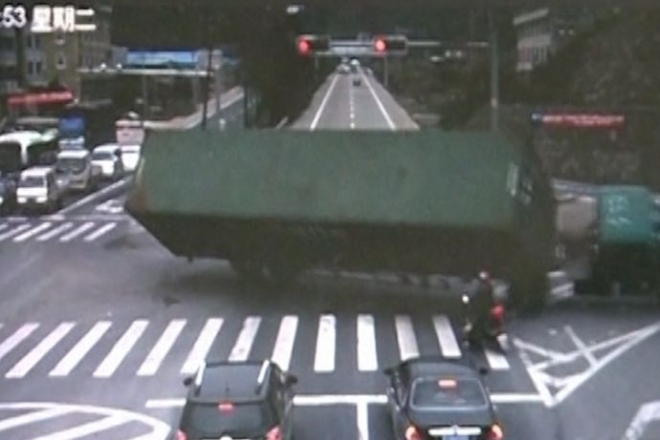 China: Lucky motorcyclist escapes falling lorry