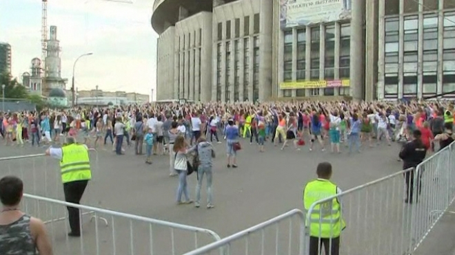 Teens Stage Gangnam Style Flashmob Before Concert