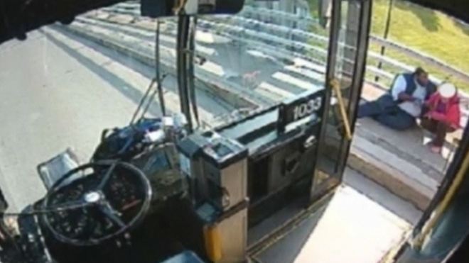 New York Bus Driver Talks Girl Off Ledge | IBTimes UK