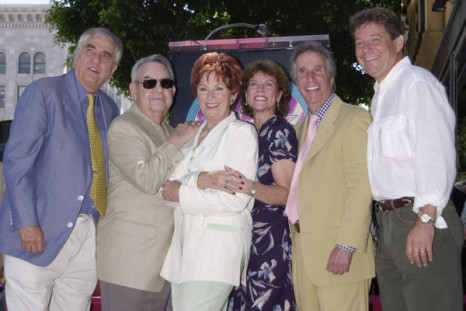 MARION ROSS POSES WITH &quot;HAPPY DAYS&quot; CAST