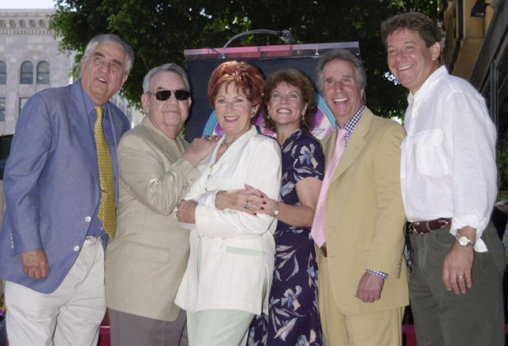 MARION ROSS POSES WITH &quot;HAPPY DAYS&quot; CAST