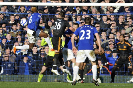 In the early kick-off in the FA Cup fourth round, Louis Saha opened the scoring against Chelsea in the 65th minute at the Goodison Park.