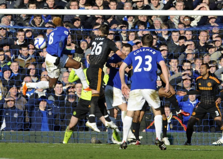 In the early kick-off in the FA Cup fourth round, Louis Saha opened the scoring against Chelsea in the 65th minute at the Goodison Park.