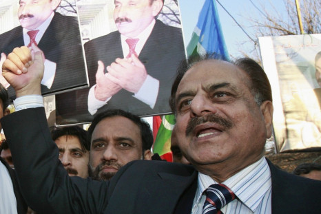 Hamid Gul chants anti-Musharraf slogans during a protest in Islamabad