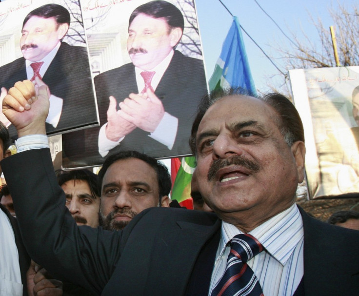 Hamid Gul chants anti-Musharraf slogans during a protest in Islamabad